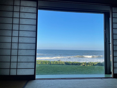 窓の向こうには間近に銚子の海が一望できる