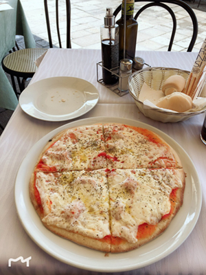 イタリアに行ったときに食べたピザです♪